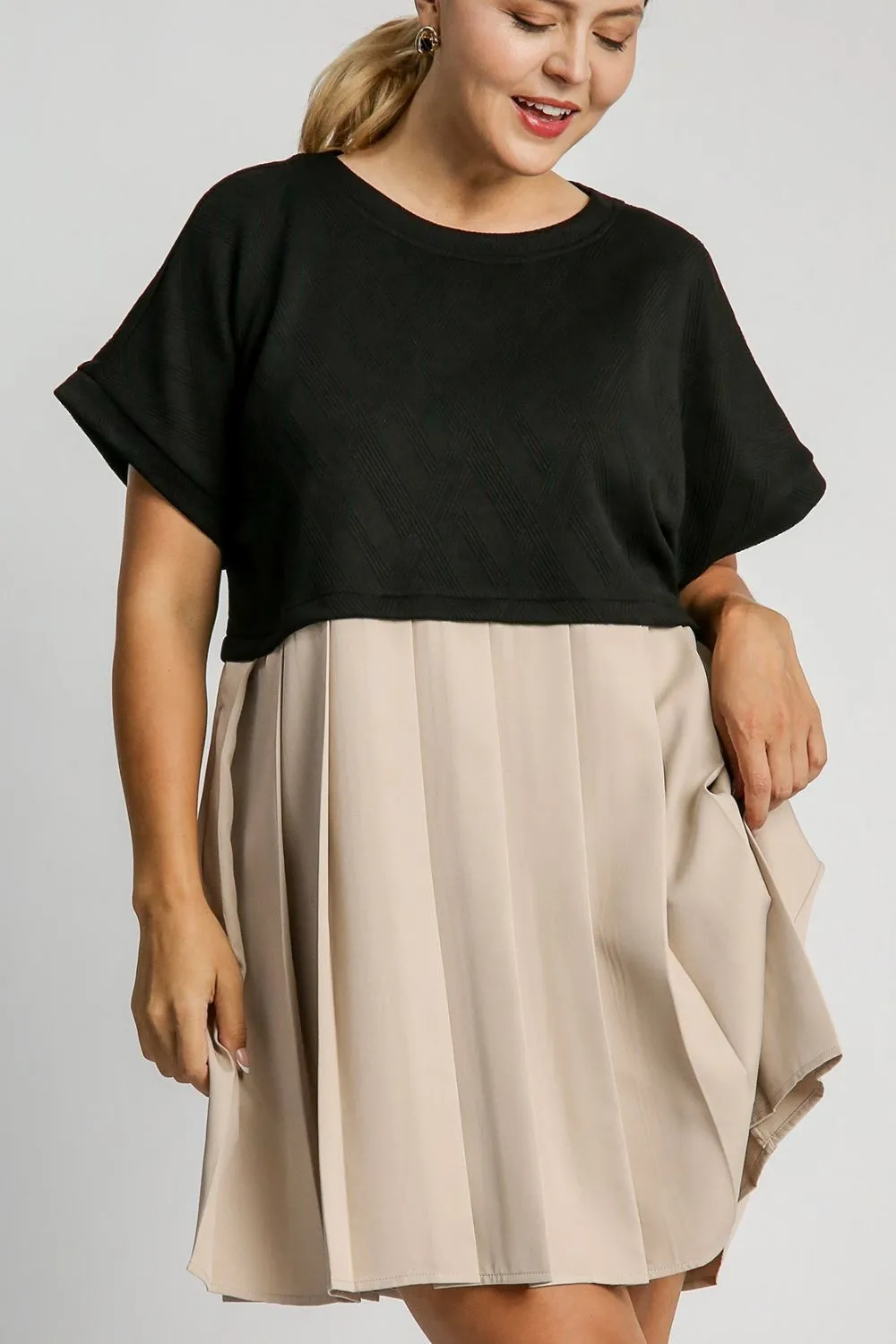 Black Full Size Round Neck Dress with Side Pockets Plus Size Casual Women Outdoor Dress
