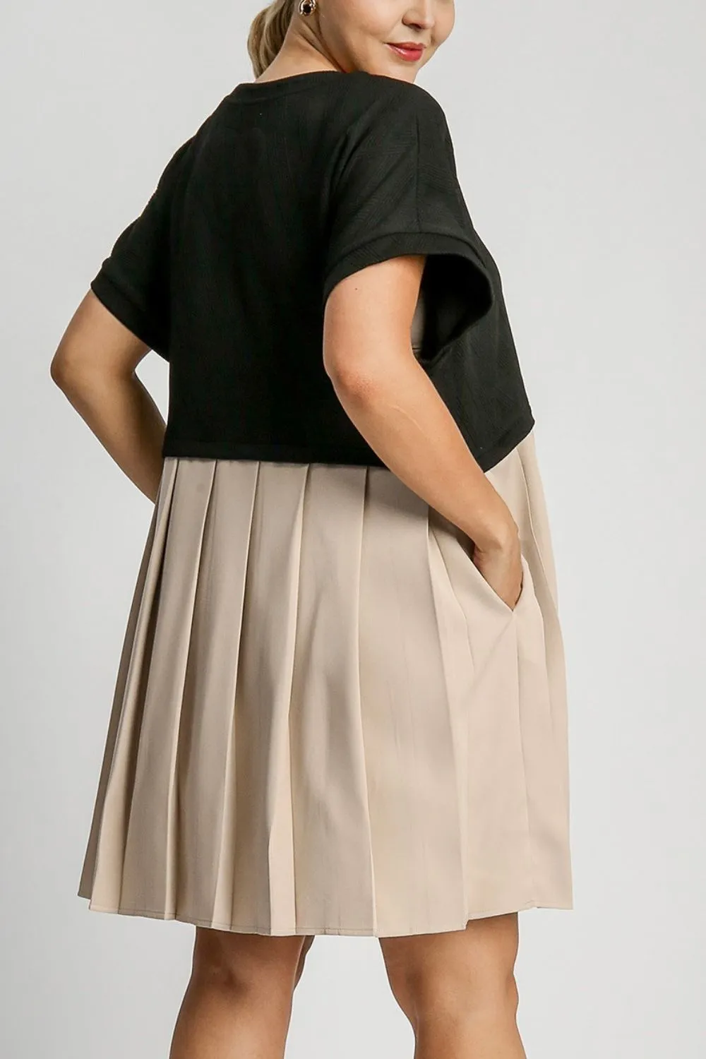 Black Full Size Round Neck Dress with Side Pockets Plus Size Casual Women Outdoor Dress