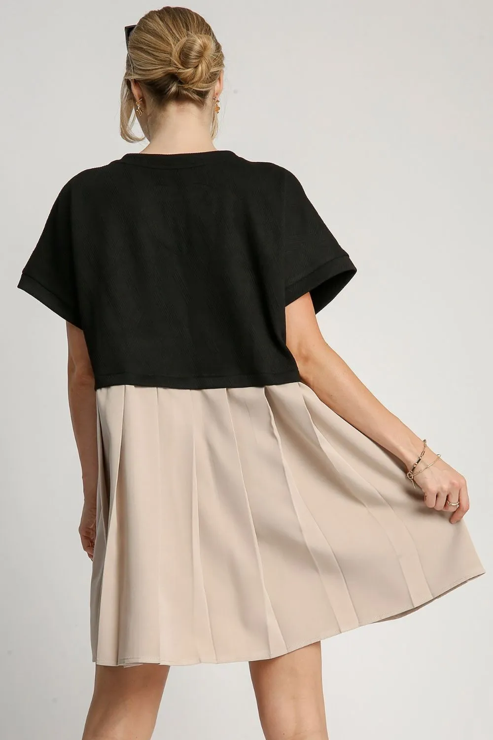 Black Full Size Round Neck Dress with Side Pockets Plus Size Casual Women Outdoor Dress